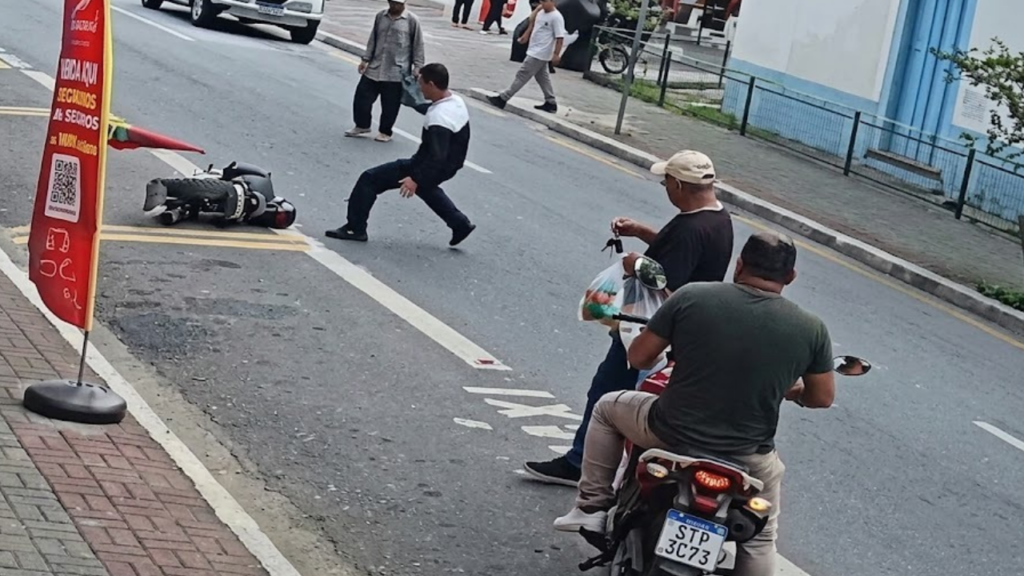 Homem é contido por populares após furtar bolsa; assista ao vídeo