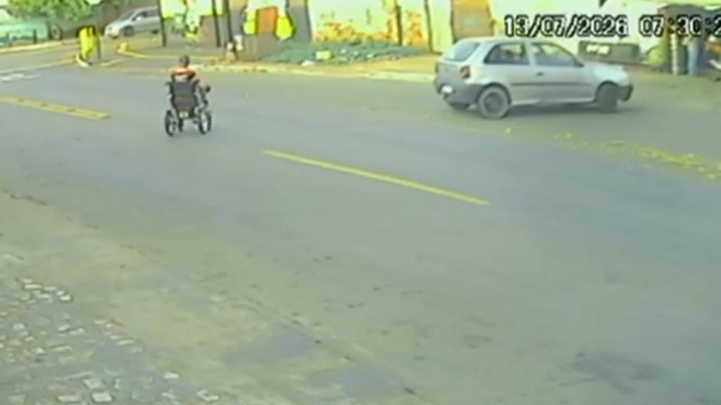 Vídeo: cadeirante é atropelado durante travessia em Goiânia e motorista foge sem prestar socorro