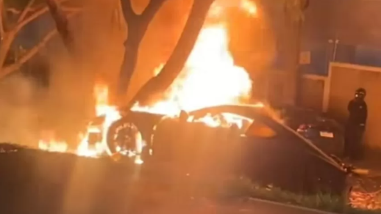 Jovens morrem após Porsche bater em árvore, pegar fogo e explodir; veja vídeo