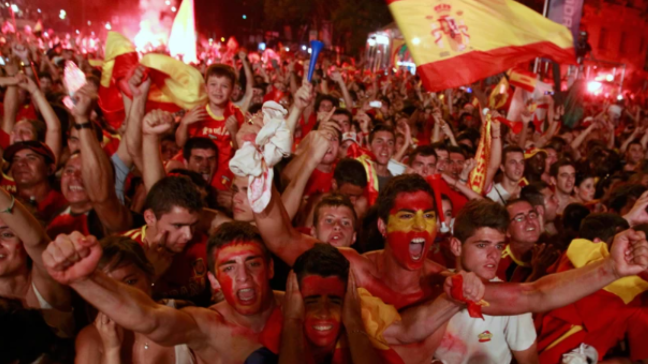 Vídeo: Espanhóis comemoram gol contra França e tomam Praça do Pilar, em Zaragoza
