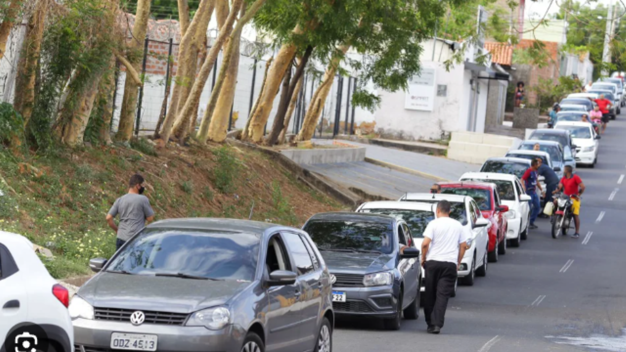 Motoristas lotam posto após promoção de etanol a R$ 3,14 em Goiânia. Veja vídeo