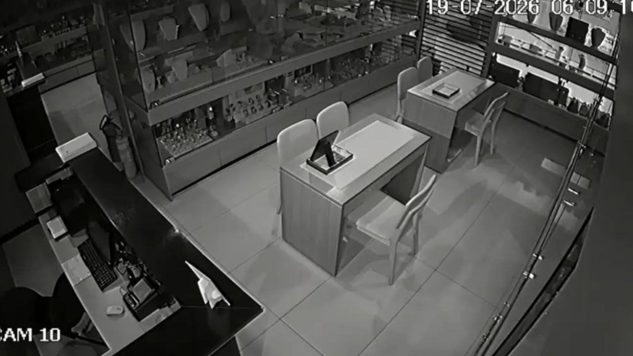 Criminosos furtam R$ 400 mil em joias após invadirem shopping pelo forro de loja em Goiânia