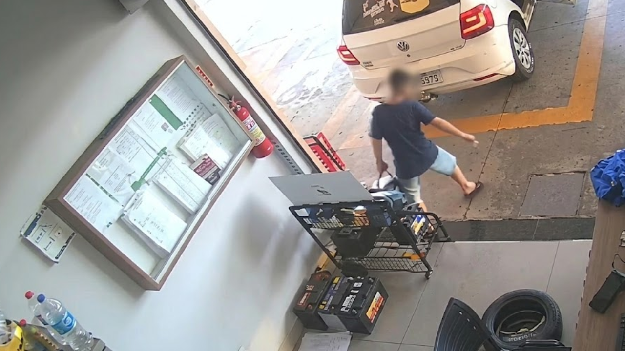 Vídeo: Pai é preso após mandar filho de oito anos furtar bateria de carro em Goiânia