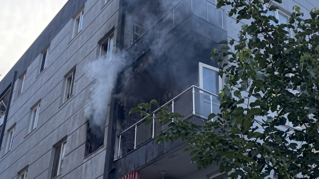 Vídeo: Casal fica ilhado na sacada durante incêndio em prédio e é resgatado por bombeiros