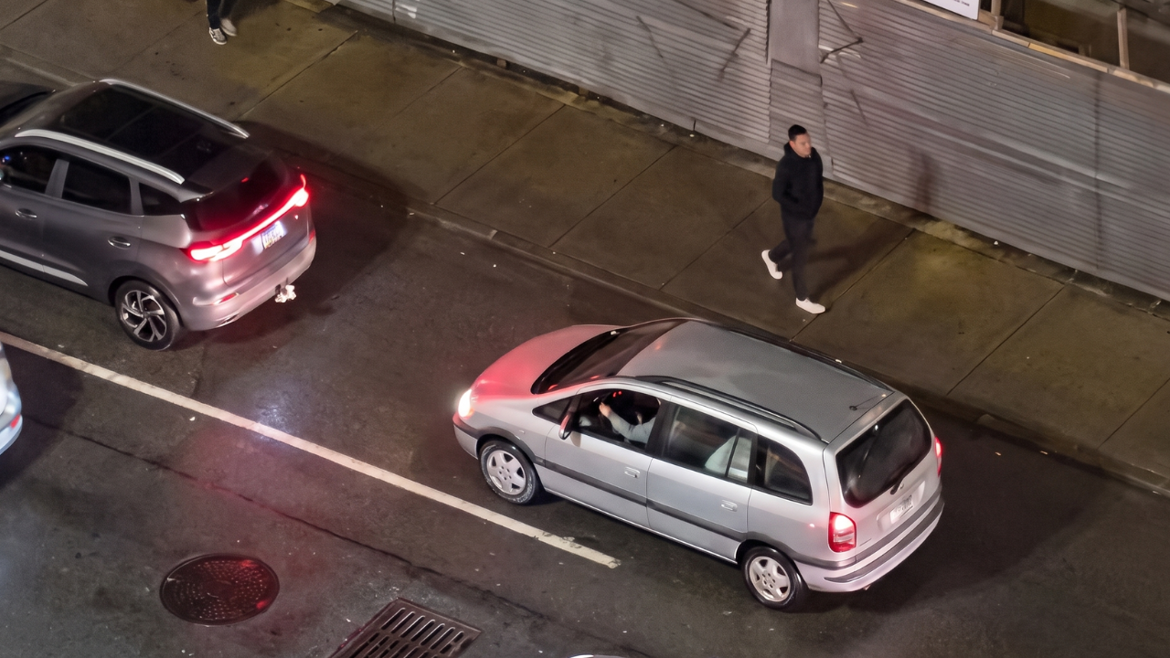 Criminoso quebra vidro de carro, ataca passageiro e furta celular; assista ao vídeo