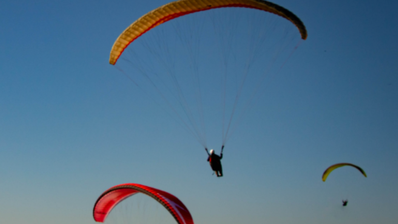Piloto de parapente sofre queda após atingir árvore na Serra de Jaraguá