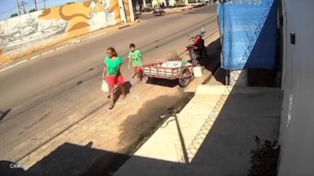 Vídeo: Mulher é atingida por cama box que cai de caminhão enquanto caminhava com neto