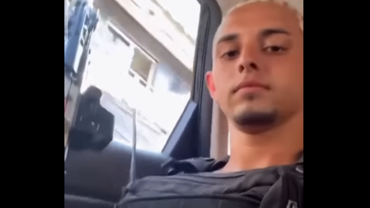 Vídeo: Homem exibe fuzil em vídeo atribuído ao Complexo da Maré, e imagens repercutem nas redes
