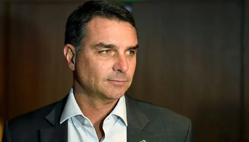Discurso contra urnas eletrônicas gera alerta na pré-campanha de Flávio Bolsonaro