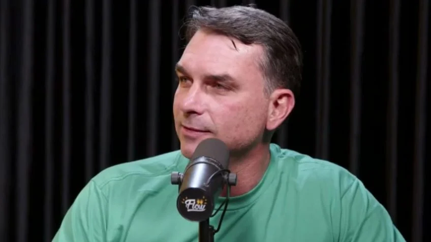 Flávio Bolsonaro diz não ter mais relação com Michelle e afirma que não assistiu vídeo da ex-primeira-dama