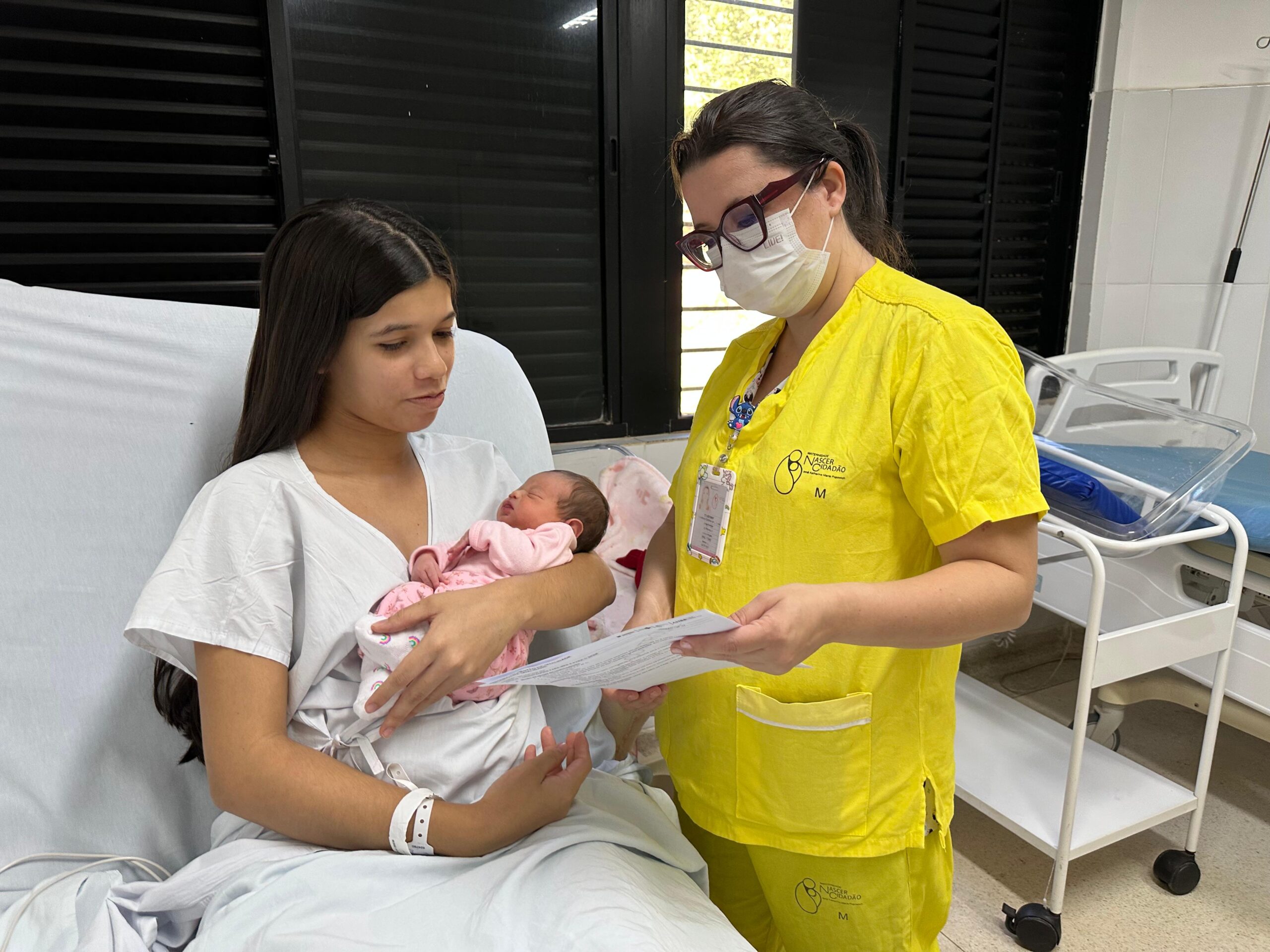 Equipe de enfermagem orienta mães e famílias durante internação na Nascer Cidadão