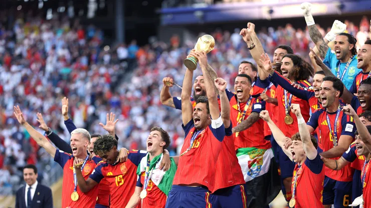 Seleção da Espanha retorna ao país e inicia celebrações pelo bicampeonato mundial