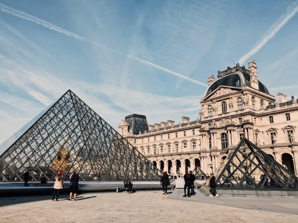 Louvre reabre Galeria de Apolo após roubo milionário e reforça segurança