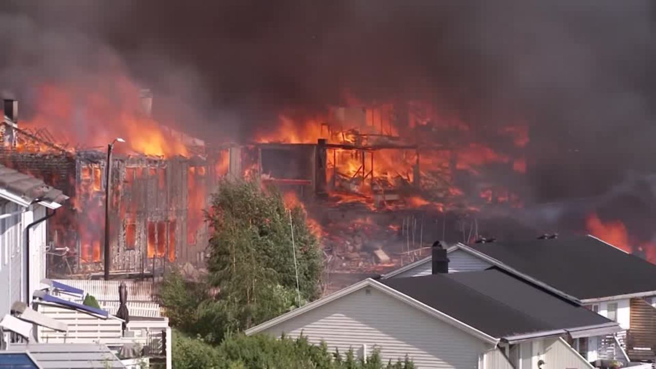 Incêndio de grandes proporções destrói mais de 100 casas na Noruega