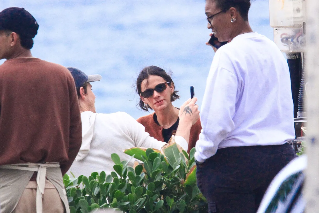 Bruna Marquezine e Shawn Mendes curtem manhã no Rio ao lado da família do cantor