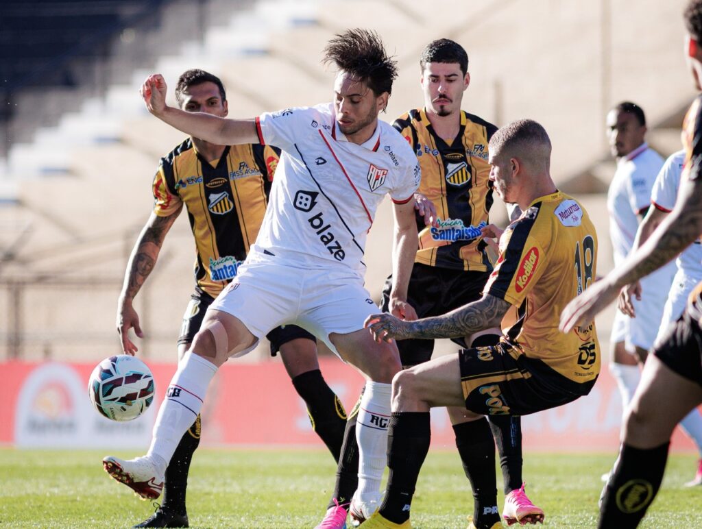 Atlético-GO leva 3 a 0 fora de casa e vê Novorizontino assumir liderança da Série B