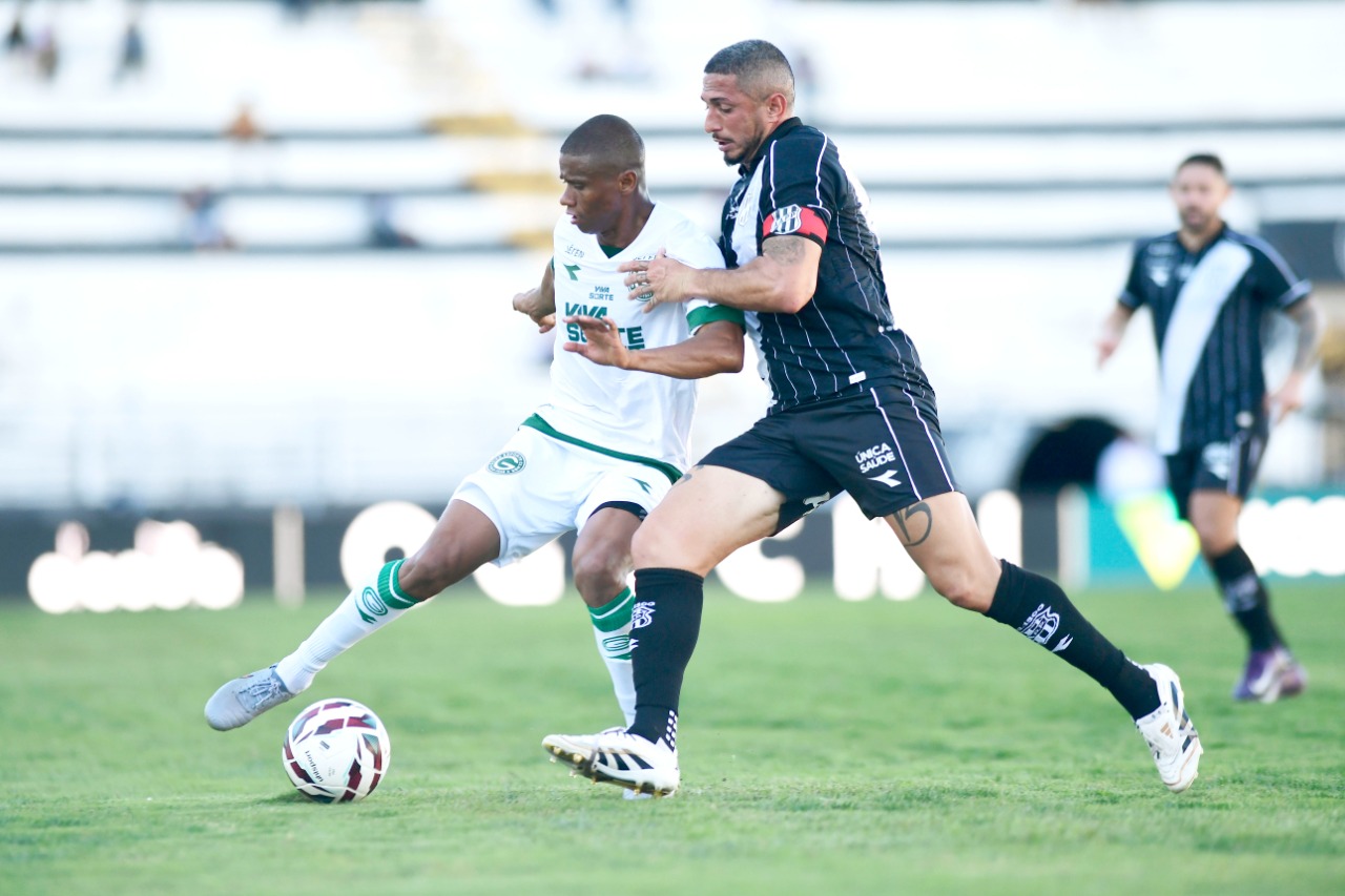 Kadu mantém grande fase, Goiás vence Ponte Preta por 2 a 1 e se aproxima do G-6 da Série B