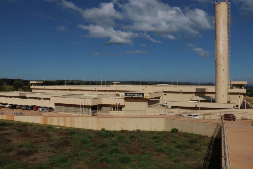 Sistema de monitoramento de líderes de facções criado em Goiás será ampliado para 138 presídios