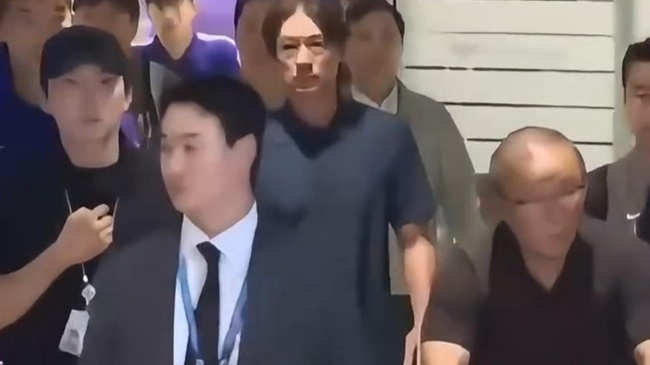 Técnico da Coreia do Sul é vaiado no aeroporto após demissão e eliminação da Copa; veja vídeo