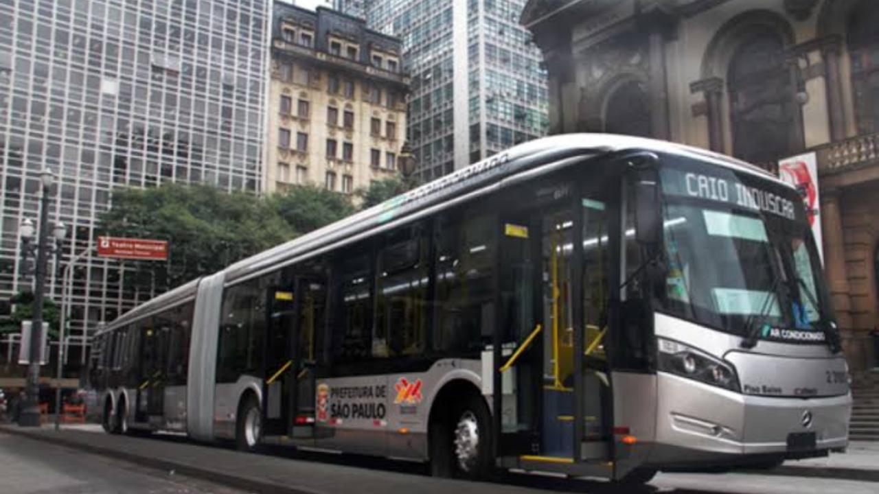 Motorista e passageiro são presos após briga em ônibus; veja vídeo