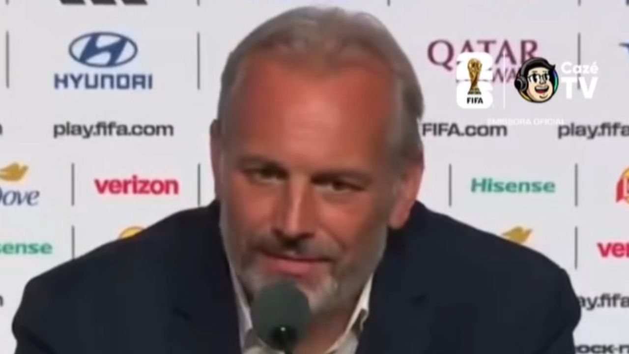Técnico da RD Congo recebe notícia da morte do pai durante coletiva após eliminação; veja vídeo