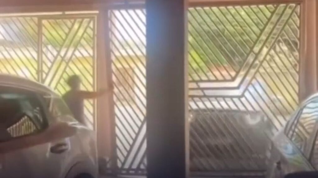 Estudante de medicina invade casa com carro, mata idoso atropelado e é presa; assista ao vídeo
