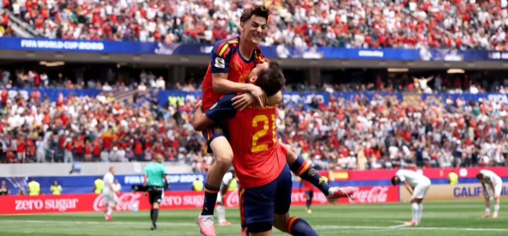 Espanha impõe futebol envolvente, esmaga Áustria, vai às oitavas e mantém defesa invicta na Copa
