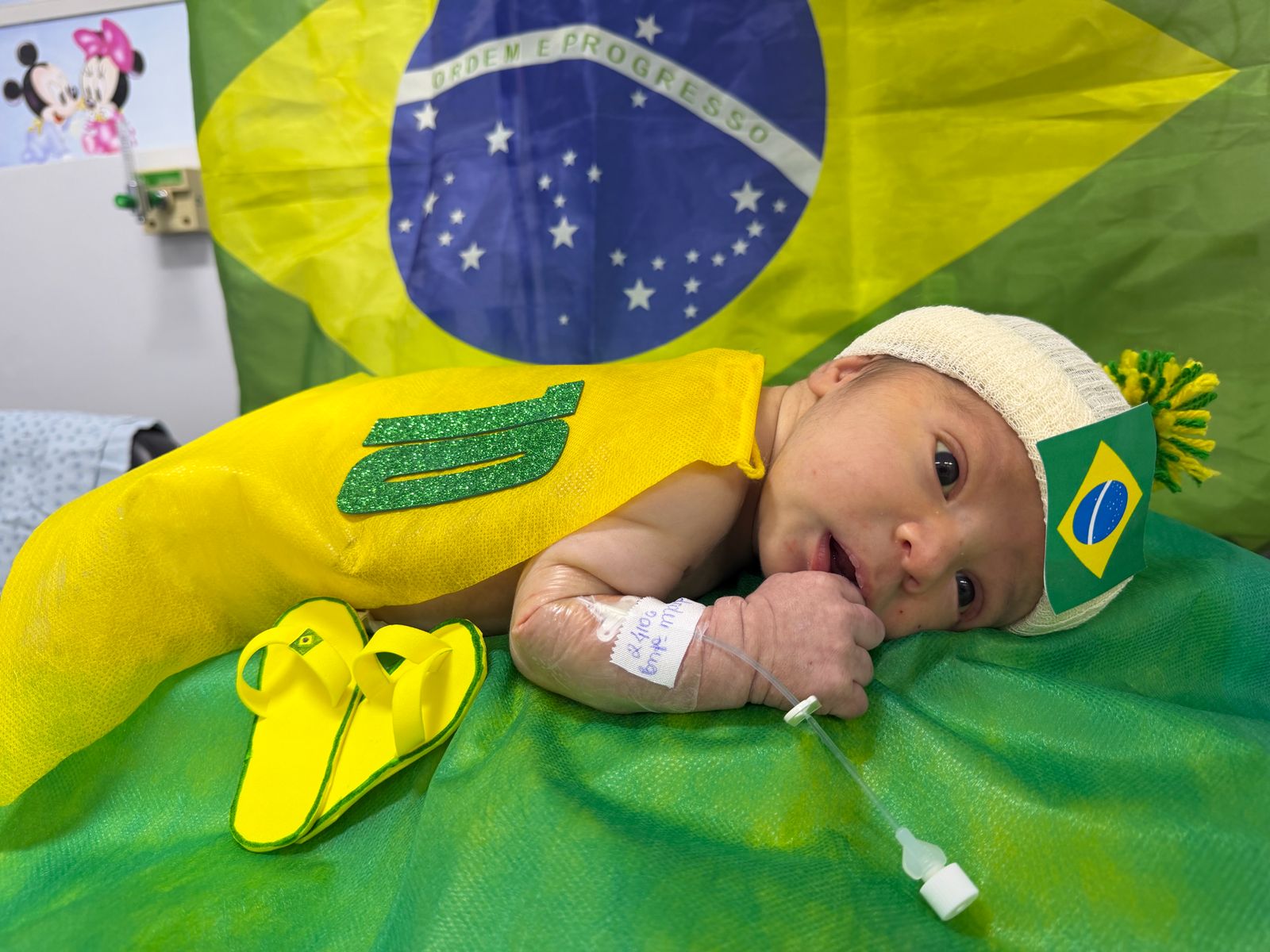 HEMNSL decora incubadoras e veste bebês com as cores do Brasil