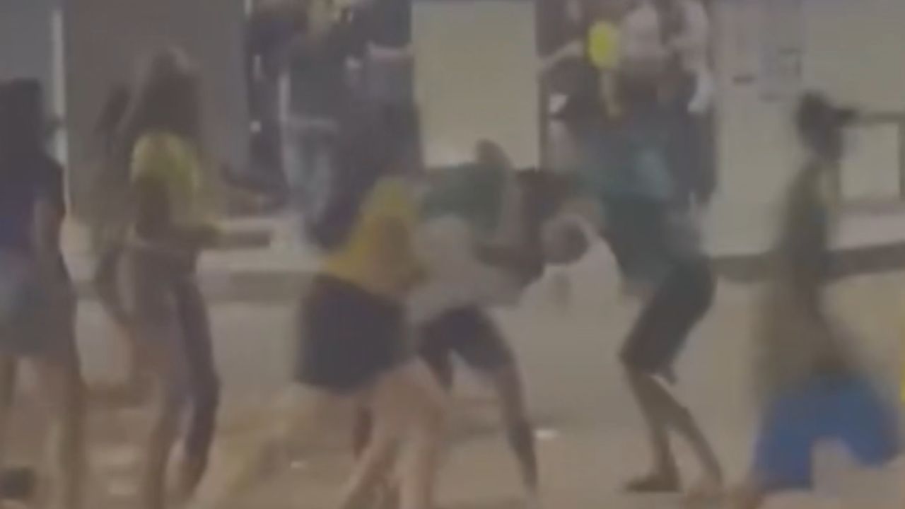 Vídeo: Briga generalizada é registrada na Praça do Vera Cruz 1 após eliminação do Brasil na copa