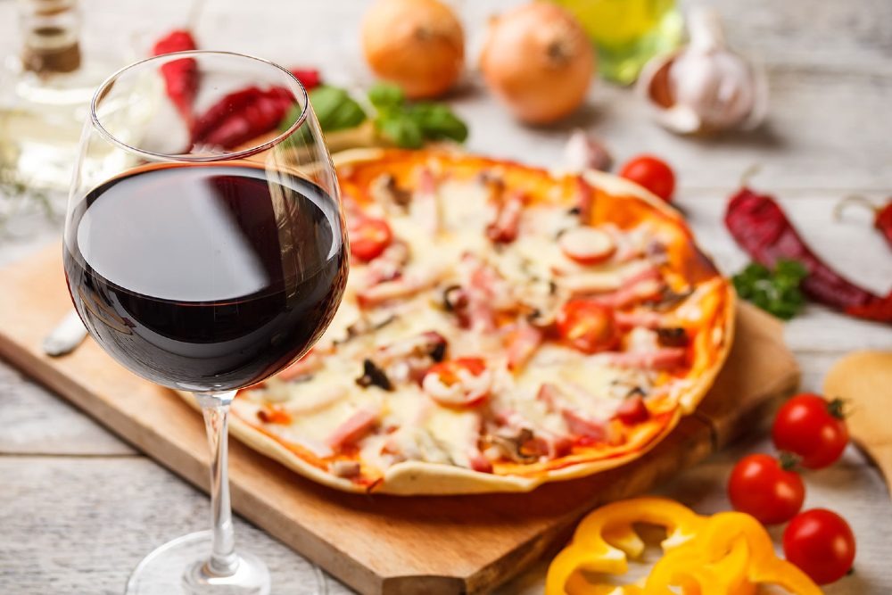 Dia Mundial da Pizza impulsiona interesse por harmonização entre vinhos e sabores clássicos