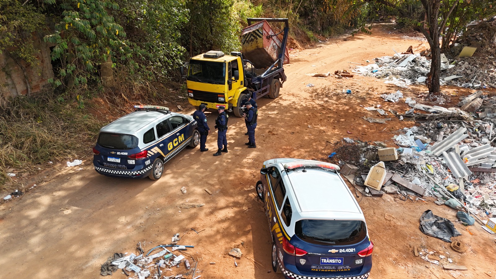 GCM flagra descarte irregular de entulho e empresa é multada em R$ 12 mil em Goiânia