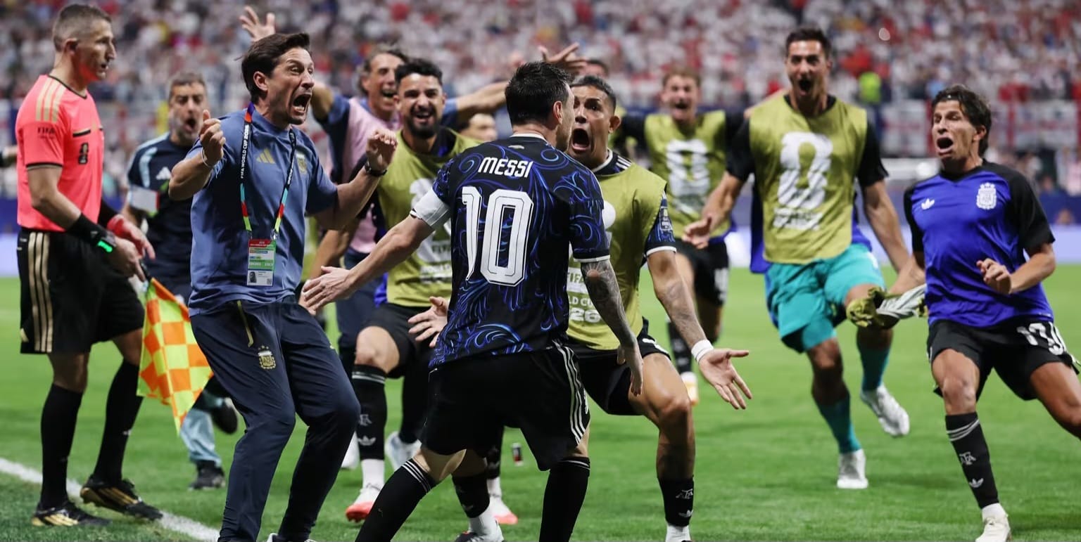 Imortal, Argentina vira de novo com genialidade de Messi, bombardeia Inglaterra e vai à final contra Espanha com técnica e alma