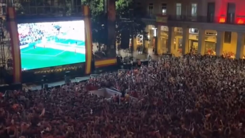 Vídeo: Veja momento em que espanhóis celebram gol salvador de Ferran Torres