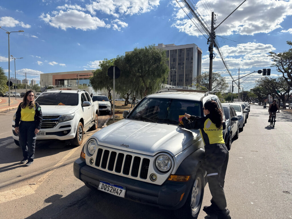 Agentes de trânsito realizam ação educativa sobre estacionamento em canteiros centrais em Goiânia | Foto: SET/Divulgação