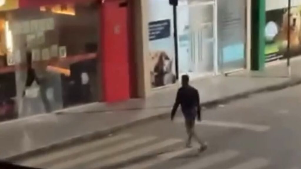 Vídeo: Homem arremessa pedra, quebra porta de vidro e furta caixa de som
