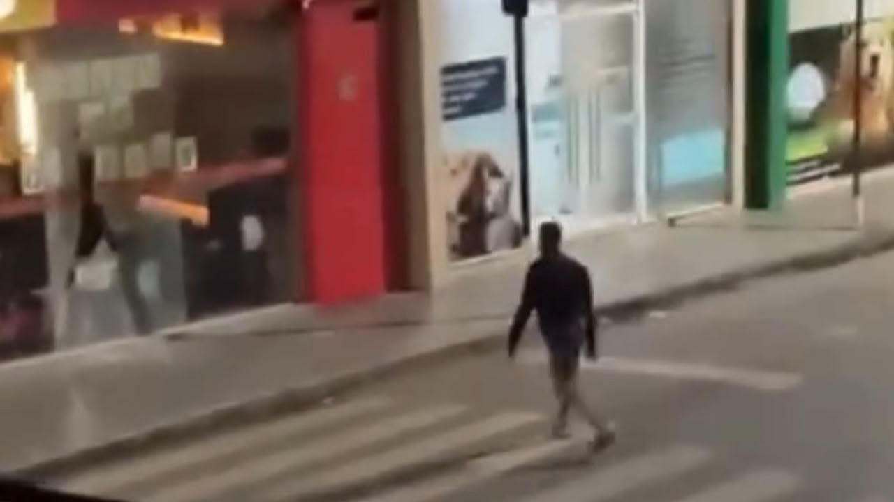 Vídeo: Homem arremessa pedra, quebra porta de vidro e furta caixa de som