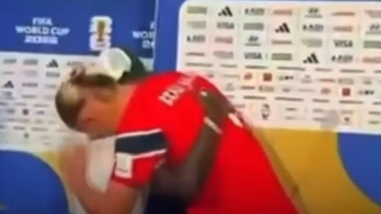 Vídeo: Vini Jr. e Haaland trocam abraço após eliminação do Brasil e gesto viraliza