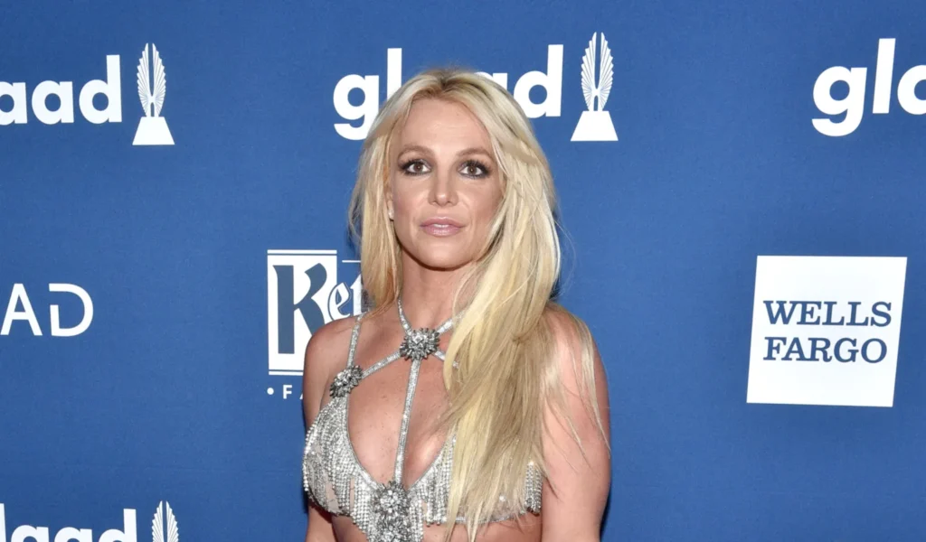 Britney Spears publica foto com roupas de bebê e desperta rumores entre fãs