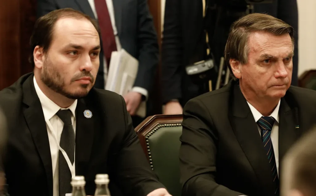 Após visita, Carlos Bolsonaro diz que pai acompanha cenário político mesmo em prisão domiciliar
