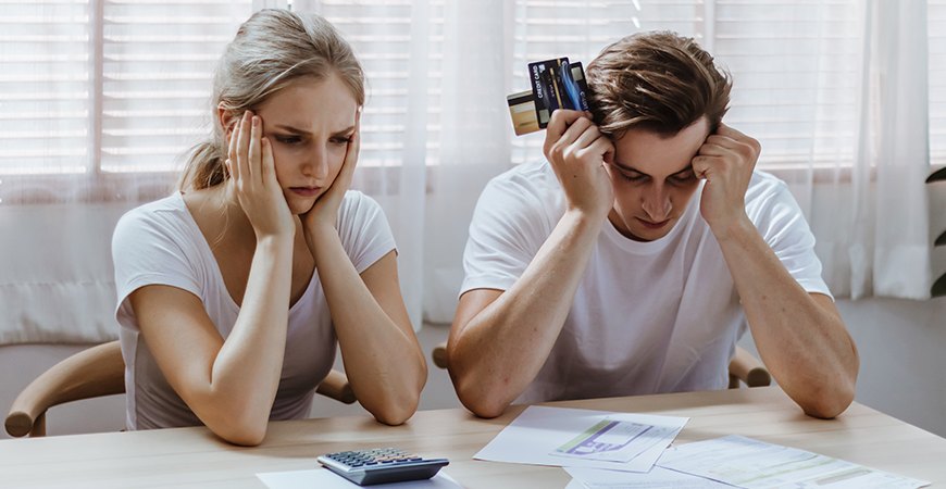 Endividamento das famílias fica estável, mas inadimplência e juros do cartão avançam