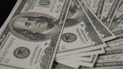 Dólar abre estável com tarifaço dos EUA e tensão no Oriente Médio
