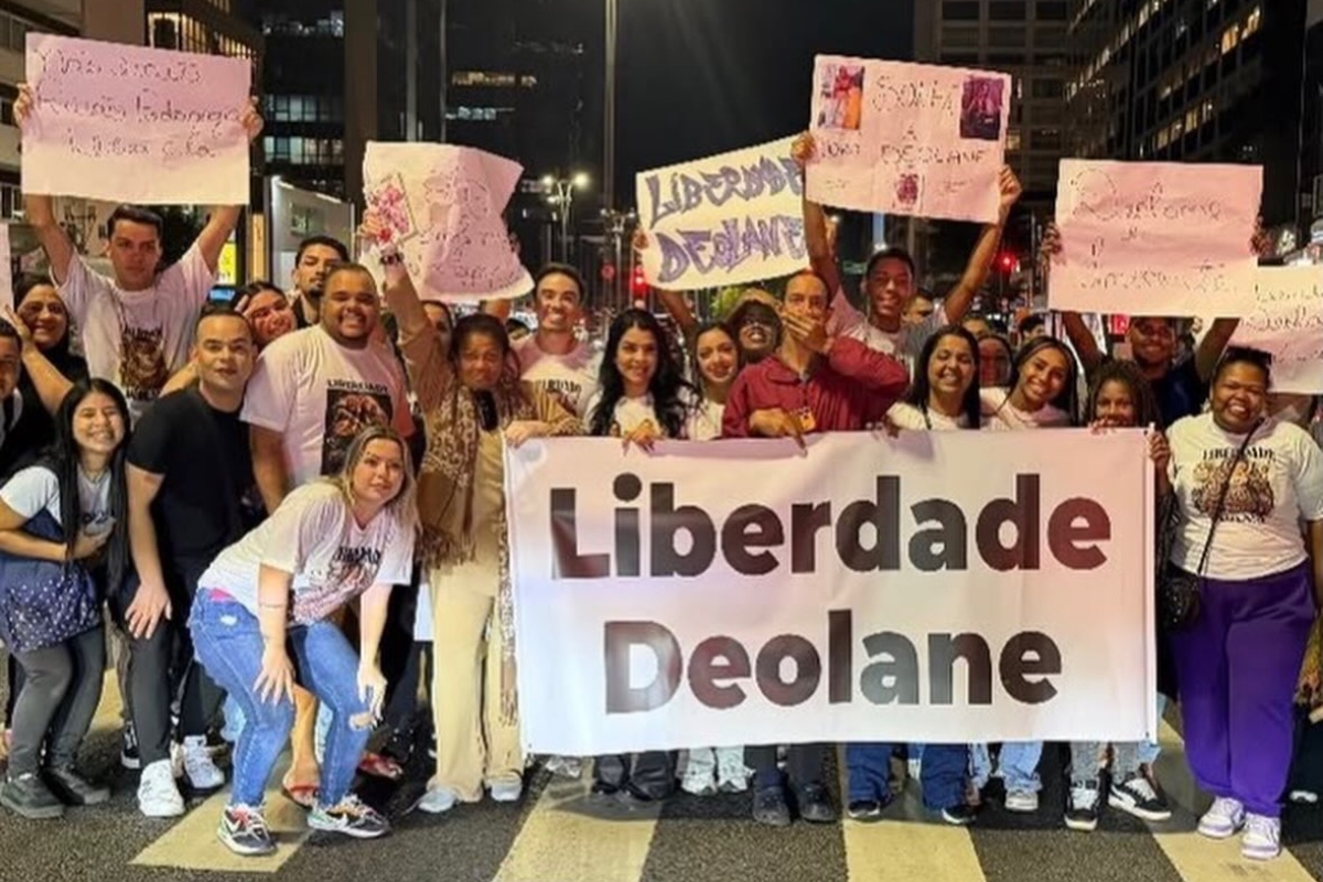 Apoiadores de Deolane fazem ato na Avenida Paulista