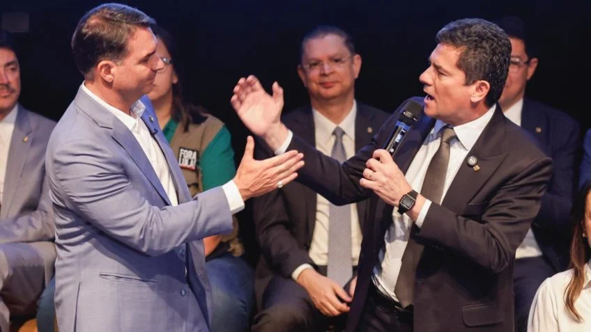 Livro de Moro com críticas a Bolsonaro vira alvo do PT na disputa no Paraná