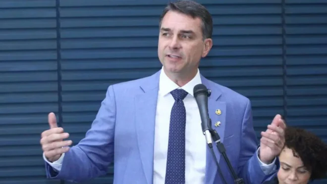 PT pode processar Flávio Bolsonaro por fala sobre urnas