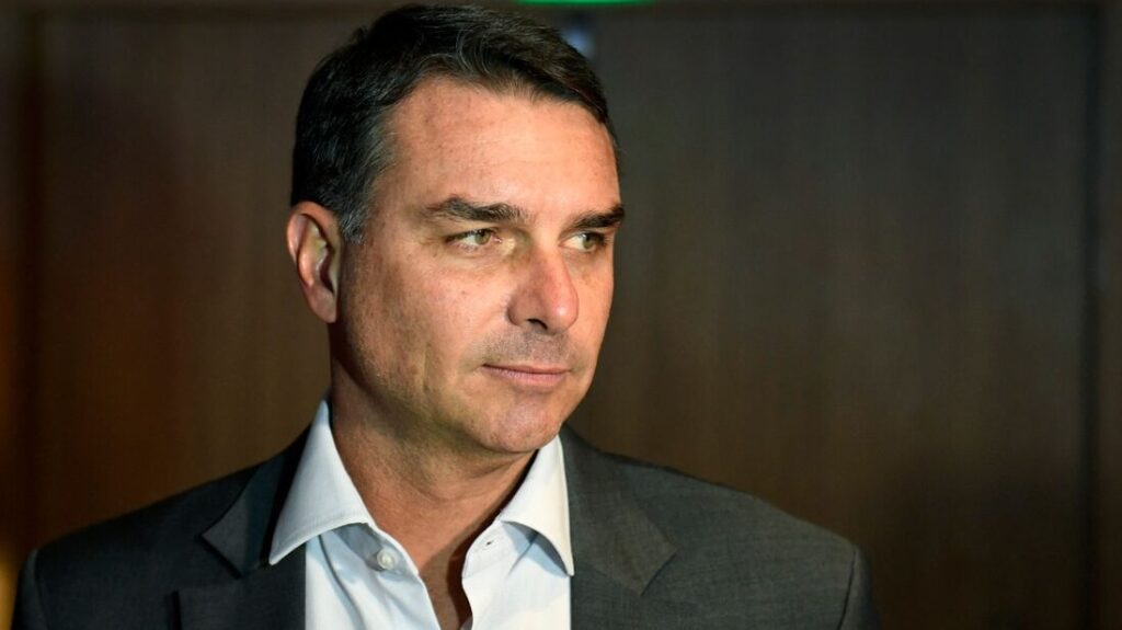 Moraes determina depoimento de Flávio Bolsonaro à PF por suposta calúnia contra Lula