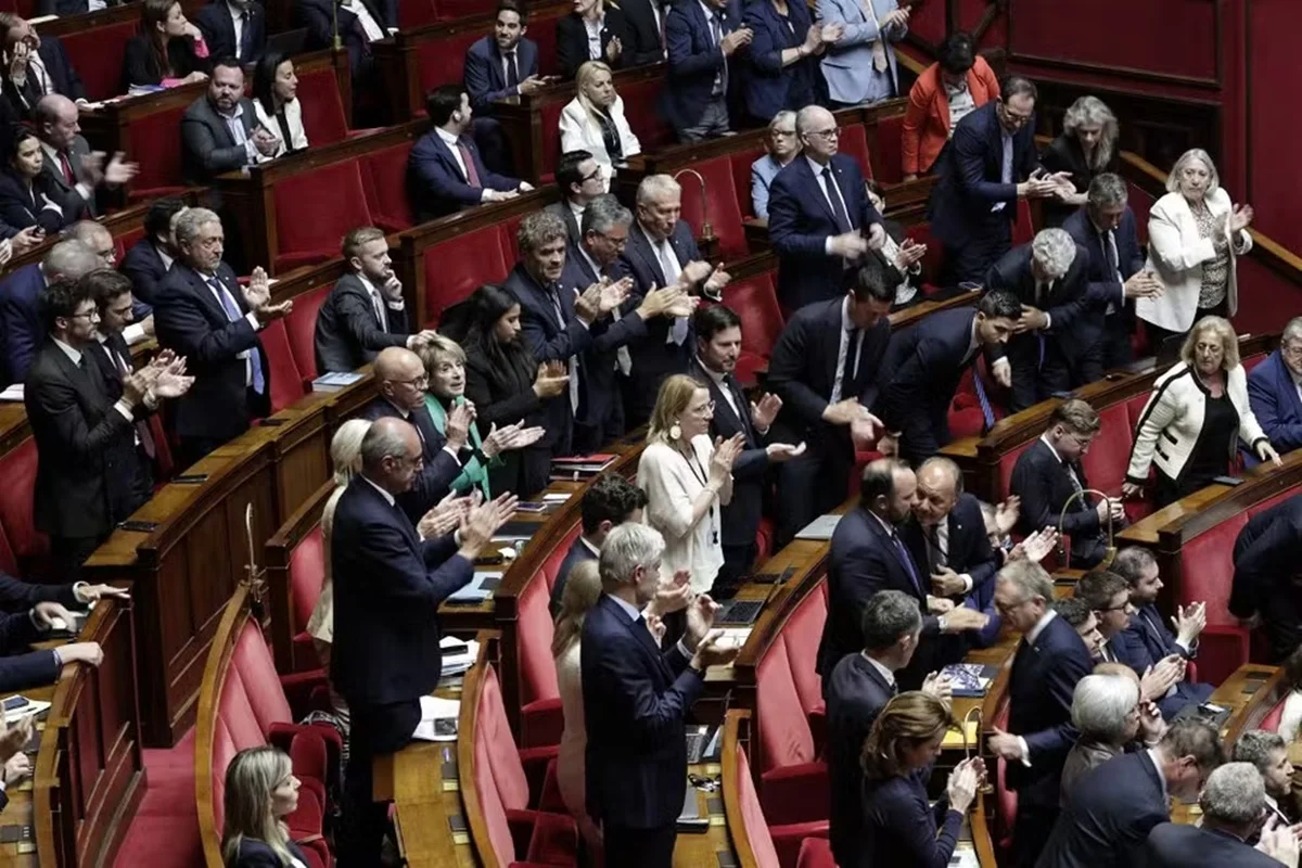 Parlamento da França aprova lei que autoriza morte assistida em reforma controversa do governo Macron