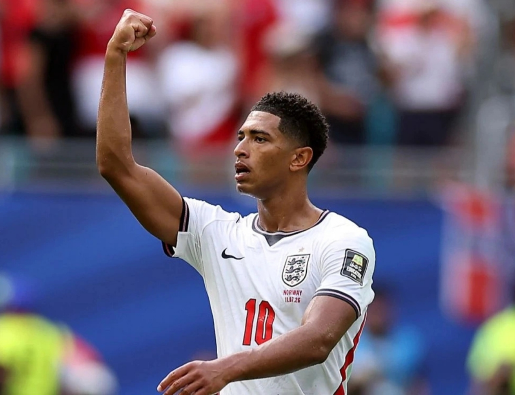 Aos 23 anos, o camisa 10 inglês vive o auge da carreira, lidera a seleção na Copa do Mundo de 2026
