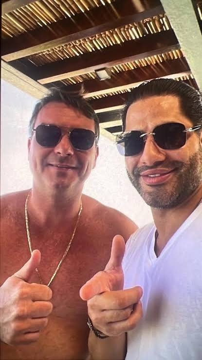 A foto entre Flávio e Sicário acontece dois meses após conversas entre o senador e banqueiro Daniel Vorcaro serem vazadas