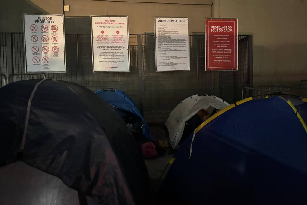 Fãs enfrentam filas e longas viagens para assistir Harry Styles em São Paulo