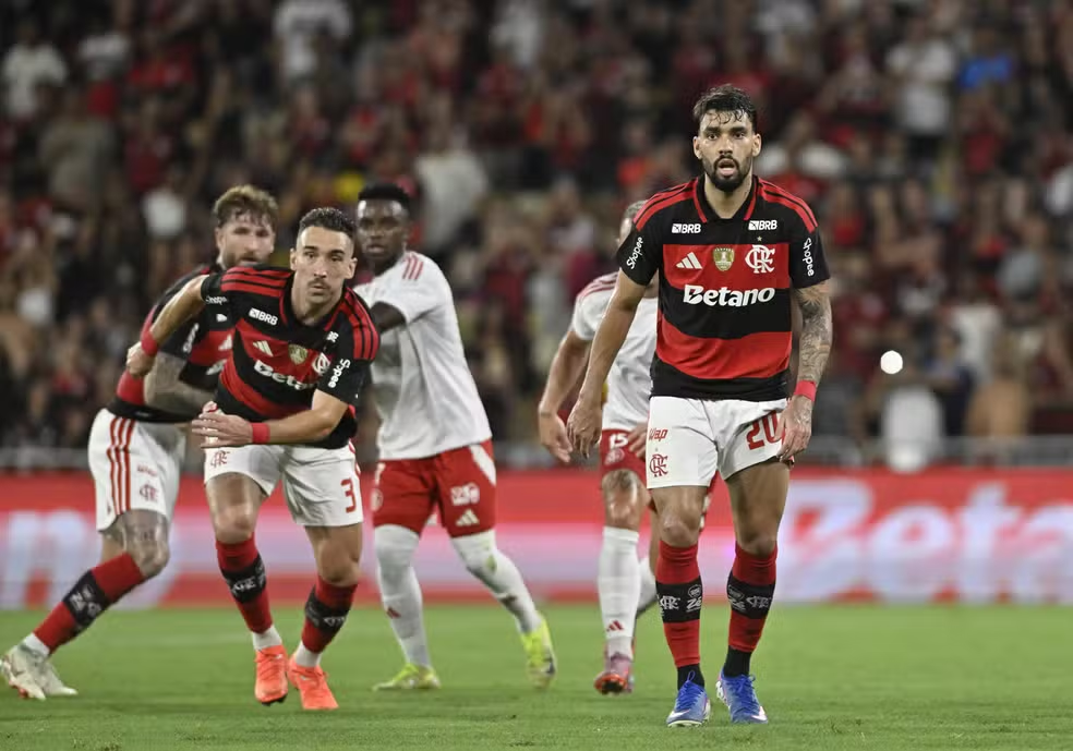 Flamengo acompanha recuperações de Lucas Paquetá e Leo Ortiz